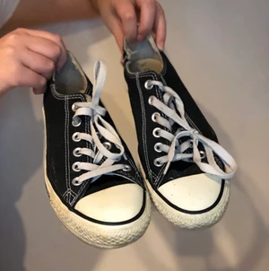 Converse  - Snygga svarta Converse! I använt skick därav de billiga priset! PM för fler bilder 💕