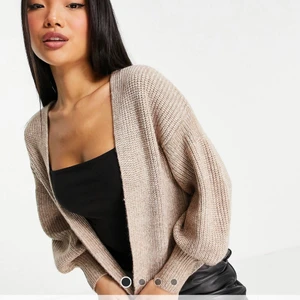 Kofta - Kamelfärgad kofta med boxig passform och öppet design i jättemysig material från asos. I stl 40 men den är otroligt liten i stl så skulle söga att den egentiden i stl 38 om int till o med 36. Säljer den pga av fel stolek. ❤️obs: köpare betalar frakt