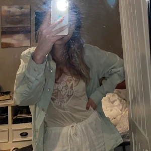 vintage skjorta i mint - mintfärgad skjorta i vintagestil. från stenströms så jättefin kvalitet! strl s-m beroende på önskad passform - den sitter lite oversized på mig vilket också är jättesnyggt! fraktas mot fraktkostnad eller så möts vi upp i lund eller malmö! 🤍