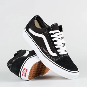 Vans - Säljer ett par vans som är använda ett fåtal gånger. Dem är ricktigt fina och sköna men kommer tyvärr inte till användning längre. Skriv privat om ni vill ha bilder på dem. BUDA PRIVAT TILL MIG
