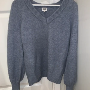 Stickad blå/grå  - Säljer denna super mysiga och snygga tröjan från Twist&tango. Knappt använd. Köptes för 1800 men säljer för 800. Storlek Xs men är lite oversized. Köparen står för frakt men kan även mötas i Stockholm❤️