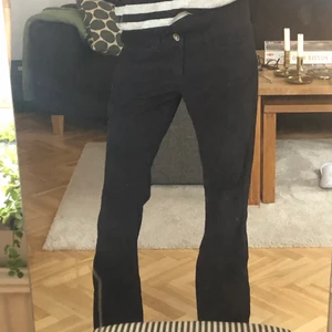 Svarta Manchesterbyxor  - Jätte fina baggy och lågmidjade svarta manchesterbyxor 💕