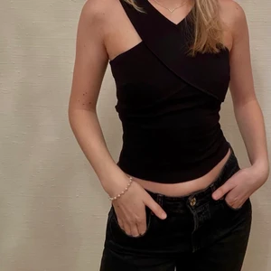 Topp - Snygg cut-out topp från H&M💕 modellen bär oftast storlek S💕 exklusive frakt💕⚡️