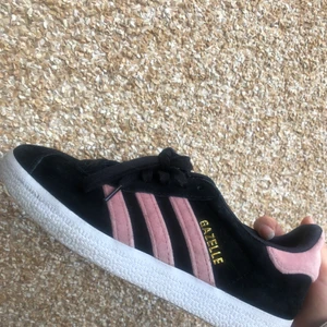 Adidas Gazelle  - Säljer mina Adidas Gazelle sneakers, använda endast 2-3 gånger så i princip som nya. Storleken är 36 och 2/3, passar även mig som har 37.