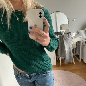 Stickad tröja  - Stickad tröja från pull & bear i jätte fin grön färg. Nästan oanvänd så väldigt bra skick 