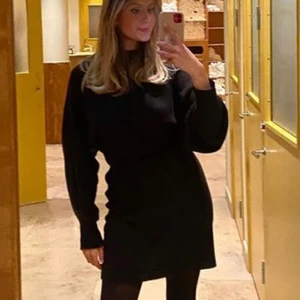 Svart stickad klänning  - Säljer denna fantastiska klänningen då jag bara fått användning för den en gång. Passformen är superfin, men även töjbart material 😍 storlek M. (Köparen står för frakten). 