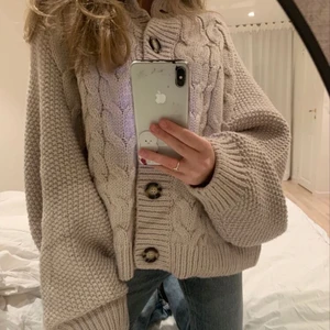 Stickad kofta - Intressekoll. Så snygg stickad från H&M, samma tröja som sista bilden bara att den är i en grönare färg! Strl L men sitter snyggt oversized