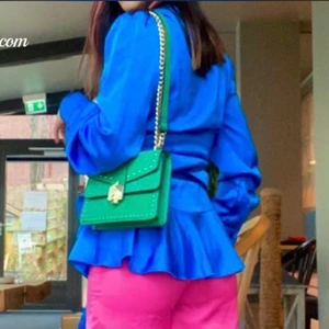 Grønn veske m. Gull detaljer  - Selger denne fine Knall grønne vesken fra Topshop!             Den var limited edition og selges ikke lenger :)  Er i ny tilstand, ingen bruksmerker. Kan brukes som liten eller crossbag veske Gir veldig Nina sandbech vibes! brukes dessverre for lite :-( kom med bud! 