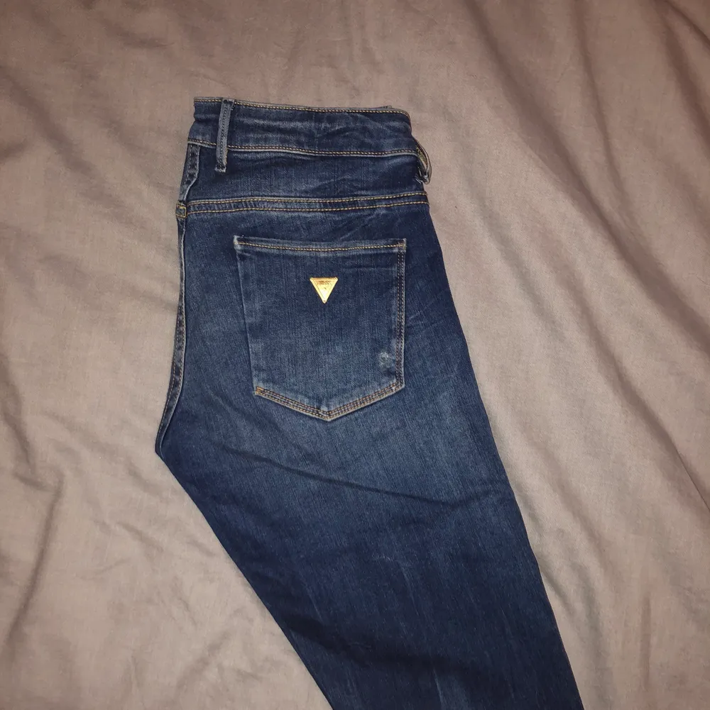 Säljer ett par lågmodjade Guess jeans. Andvänt vid några tillfällen. . Jeans & Byxor.