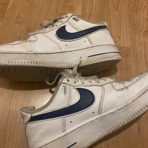 Nike skor med blå logga - Jätte fina skor som ha blivit för små så därför väljer jag att sälja dem , skriv vid intresse eller frågor ✨