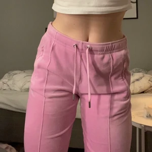 Juicy couture byxor - Rosa juicy couture byxor storlek S, sparsamt använda. Pris kan diskuteras 