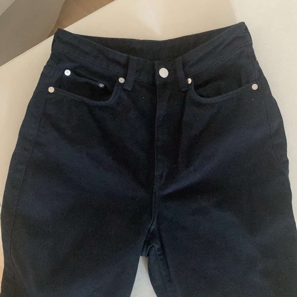 Säljer dessa snygga baggy jeans från weekday! Säljer då de är förstora och inte kommer till användning. Jeansen är i storlek W27 L30. (OBS de två första bilderna är lånade då färgen inte blir rättvis med egen kamera) Köparen står för frakt!💘. Jeans & Byxor.