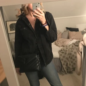 Svart oversized jeans jacka - Den är ifrån Vero Moda för något år sedan skit snygg att knyta något runt midjan till sommaren eller våren. 