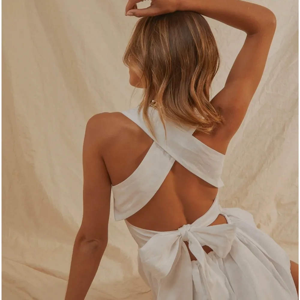 Superfin klänning från pappermayo som är perfekt till studenten❤️ använd 3 gånger. Köparen står för frakten (bilder från hemsidan). Klänningar.