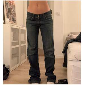 Skiiitasnygga jeans från levis!!! Säljer då dem är för långa för mig! Toppen skick! Skriv för mer bilder eller mått!!🥰