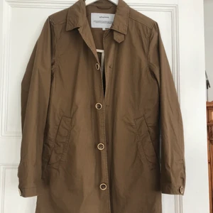 Elvine kappa rock  - Jättefin kappa/rock från göteborgska Elvine i storlek S. Kan hämtas i malmö eller fraktas! 