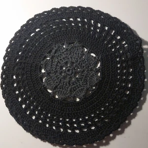 Omkretsen är 108,38 och Arean är 934,82 - Den är här egen hjord av mig, garnet är acrylic. Denna kan tvättas i 40 grader, Den kostar 60 kr och med frakt till. Omkretsen på den är 108,38 cm och Arean är 934,82 kvadrat centimeters. Som sagt jag har virkade den förhand 