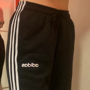 adidas sweatpants  - adidas mjukisbyxor. använda några fåtal gånger men är i bra skick. Storlek S men är stora på mig, så skulle säga S/M i storleken. 