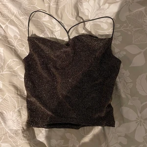 Fest topp  - Det syns inte på bilden men den är guldig, från hm används inte. 80 ink frakt!💕