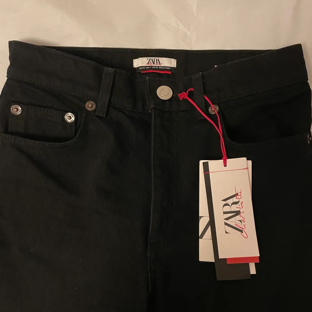 Snygga svarta vida jeans från Zara i strl 36 (passar även som 34) långa i benen och väldigt fint material❤️‍🔥 aldrig använda, endast testade en gång då dom tyvärr var för små för mig i midjan.. Jeans & Byxor.