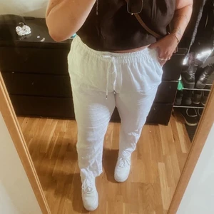 Vita linnenyxor - Super fina linnebyxor. Säljer pga de har blivit förstora. Du står för frakten🥰