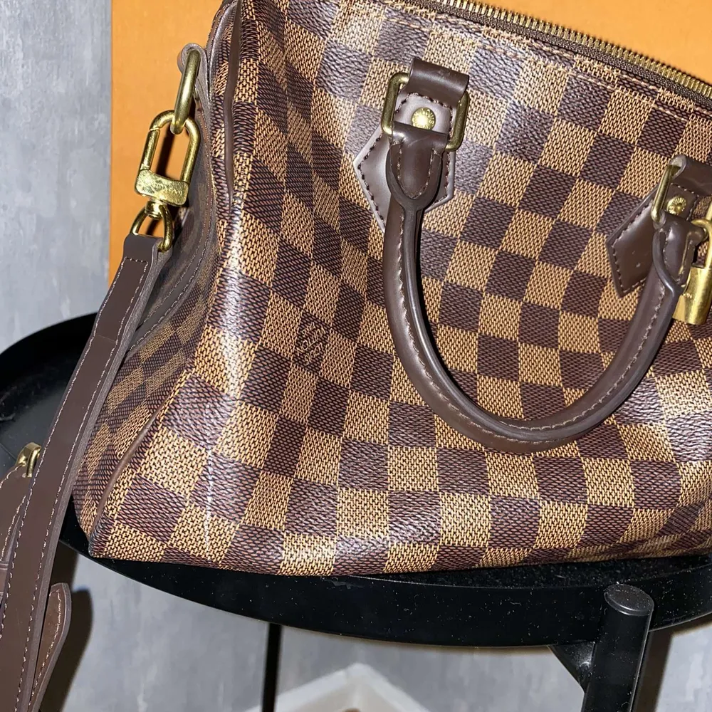 Intressekoll! Köpt 2019 för 11 600:- på louis Vuitton hemsida, kvitto, dust bag och låda finns. Den är i god skick, använd fåtal gånger det enda är en liten skråma på ena hörnet. Pris kan diskuteras, leverans kostnad tillkommer :) . Väskor.