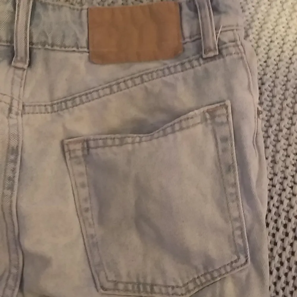 Ljusblå ripped jeans från H&M (Divided). Använt fåtal gånger och är i nyskick. Köpt ny för 450kr. Jeans & Byxor.