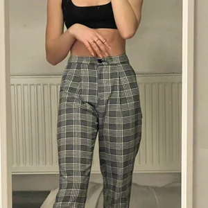 Kostymbyxor - Tunna kostymlikande byxor