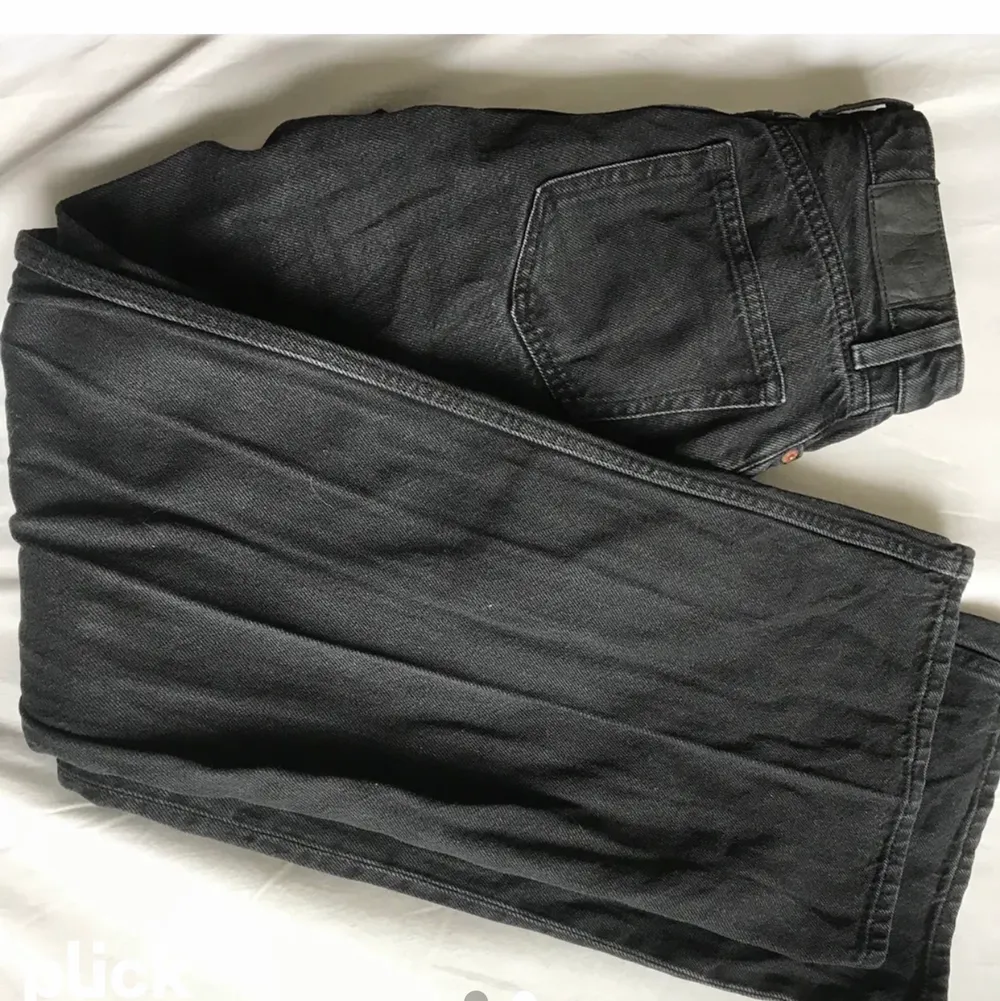 Ett par skitsnygga svarta jeans från monki (deras storlek är 24 så dem sitter som XS)✨ frakt tillkommer 💘💘. Jeans & Byxor.