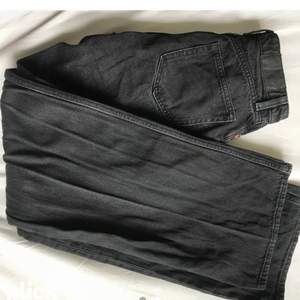 Ett par skitsnygga svarta jeans från monki (deras storlek är 24 så dem sitter som XS)✨ frakt tillkommer 💘💘