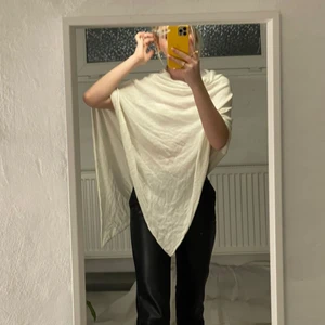 Poncho  - Vit finstickad poncho 