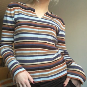 Finstickad randig långärmad - Säljer denna randiga långärmade tröjjan köpt secondhand med gillmoregirl vibe! Den är i ett väldigt finstickat material och har lätt utsvängda armar.
