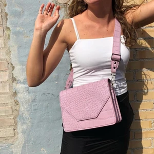 Unlimit väska - Väska från Unlimit i väldigt bra skick, lånade bilder!