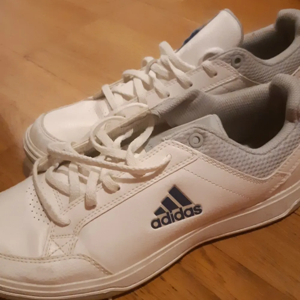 Vita retro knappt använda Addidas skor säljer för att jag aldrig använder dem. Har använt dem inann lite grann men inte synligt . Kan sänka pris vid snabbköp. Skor.