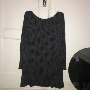 Klänning  - Klänning från indiska. Den är ganska kort, jag brukar ha Jeans till. 100% viskos. 