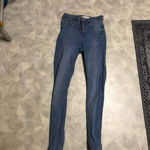 Jeans (MOLLY) från Gina tricot i strl: M