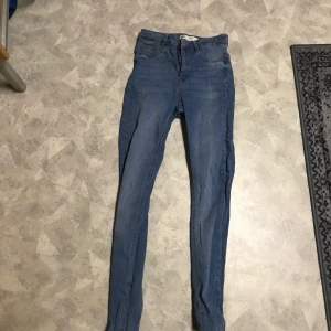 Jeans  - Jeans (MOLLY) från Gina tricot i strl: M