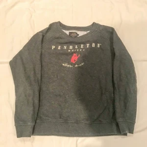 Pendelton Whiskey sweatshirt  - Vintage sweatshirt med pendelton whiskey tryck. Grå färg med rött tryck. Mjukt material på insidan och sitter skönt.