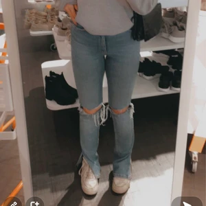 Zara skinny split jeans - Säljer mina älskade byxor från zara som inte används längre! Super sköna å fina lite sönder i slutet då! Köpta i oktober men är slutsålda nu! 🤍