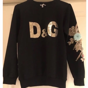 Dolce & Gabbana tröja, storlek 166 cm XS - Använd Max 2 gånger helt  ny. Säljer för den är för liten för mig och inte min smak. Buda privat. Kan mötas upp i Norrköping eller skickas men då står köparen för frakt. 
