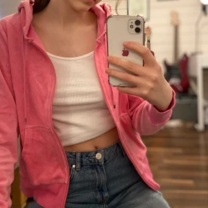 Tröja i sammet - Supersöt rosa zip-hoodie i fint skick! Storlek S (jag på bilden har M) 💕  