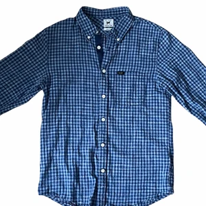 lee skjorta - superfin skjorta från Lee, köpt second hand men i superfint skick! Storlek S men sitter oversized på mig som vanligtvis har S❤️