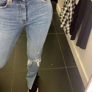 Zara jeans med slits - Fint skick 
