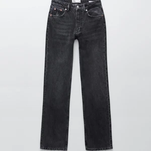 Populära zara mid rise jeans - Jätte snygga och sparsamt använda💕skriv för egna bilder! Passar 36/38