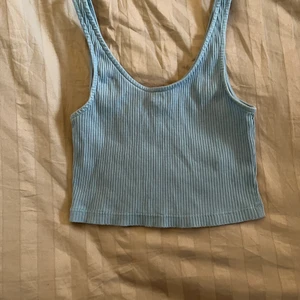 Crop top - Ljusblå crop top från Monki. Köparen står för frakten