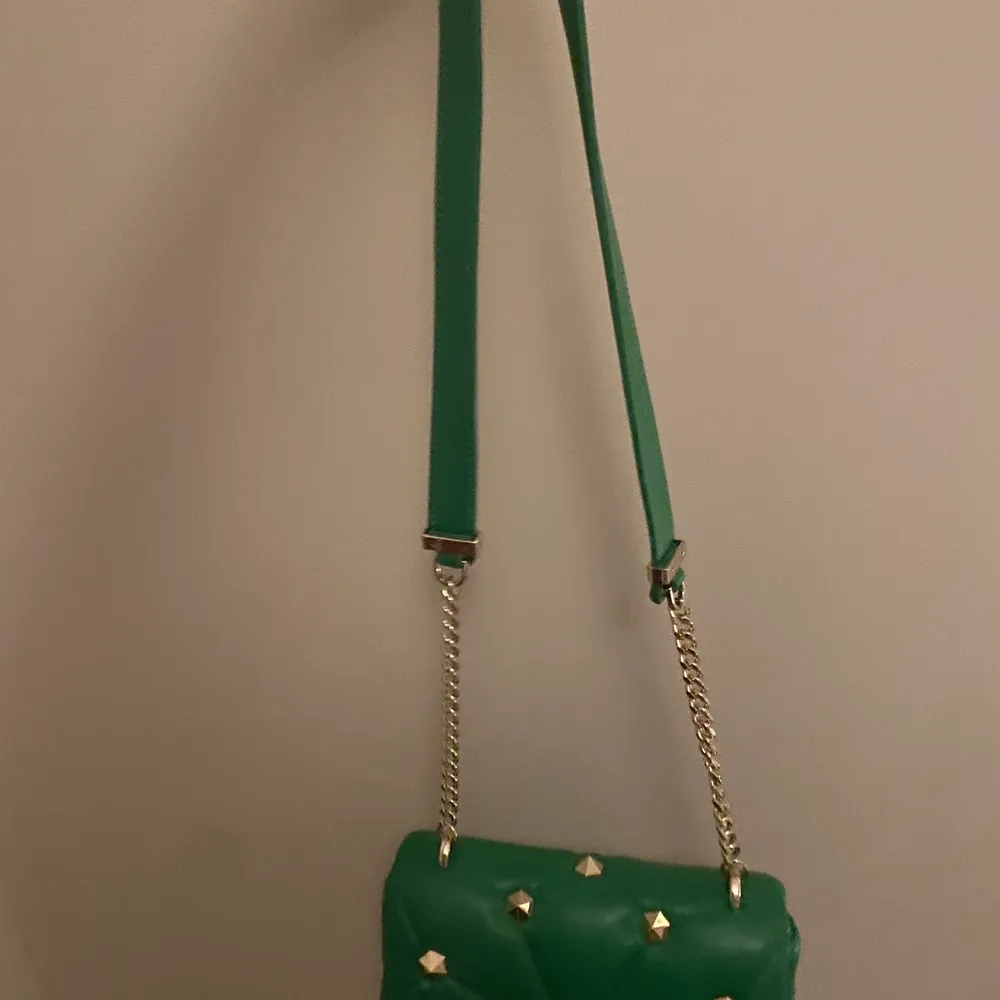 Super fin grön väska med nitar från Zara. Säljer pga den inte kommer till användning💕använd 3 ggr ungefär💕köpt för 359. Väskor.