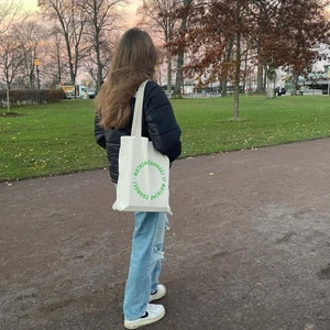 Totebags - Vårt UF-företag säljer superfina tygkassar i 100% återvunnet material✨ 70% bomull och 30% återvunnen PET! Perfekta kassen till skolan, jobbet eller shoppingrundan😍 99kr/ st fjärilen( med reflextryck) 109kr/st❣️
