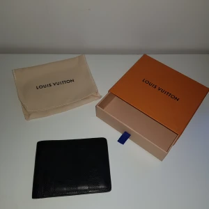 Louis Vuitton plånbok - Säljer min plånbok som är i bra skick (9/10). Inge deffeter eller liknande. Box medföljer men inget kvitto. 