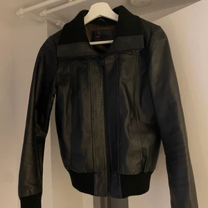 Skinnjacka - Skinjacka! Står att det är storlek M men skulle snarare säga att det är S! Frakt på 66 tillkommer 💞