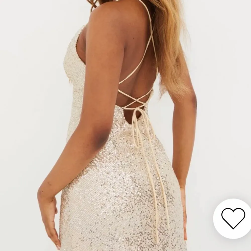 Säljer denna fina klänning med öppen rygg, använd en gång!💕. Klänningar.